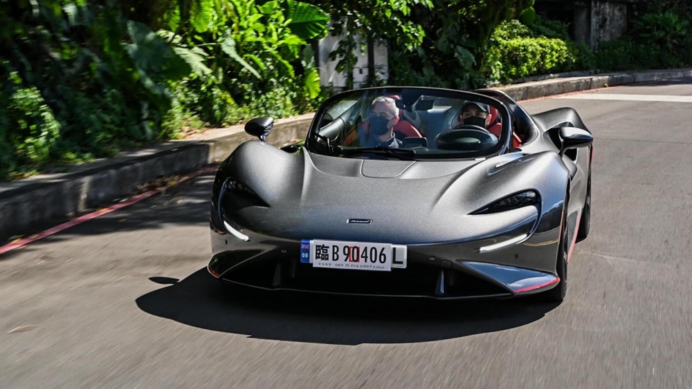 L&acirc;m Ch&iacute; Dĩnh trải nghiệm sau v&ocirc; lăng si&ecirc;u xe McLaren Elva c&oacute; k&iacute;nh l&aacute;i