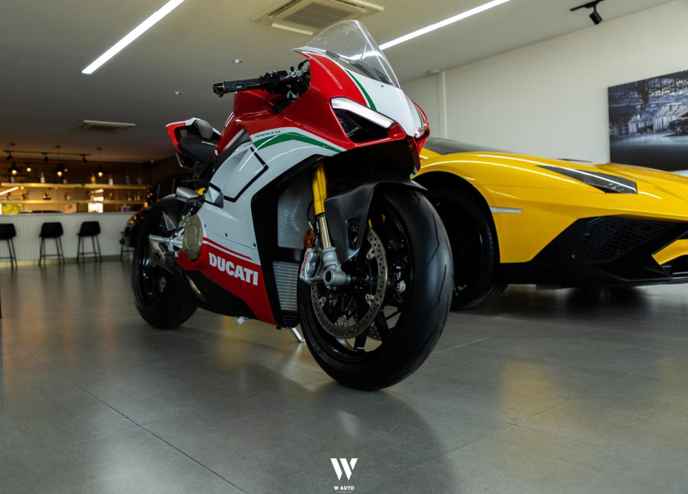 Siêu mô tô Ducati Panigale V4 Speciale bên cạnh Lamborghini Aventador SV đang được chào bán hơn 13 tỷ đồng