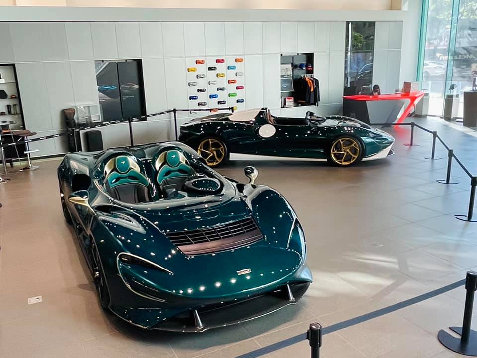 2 chiếc xe McLaren Elva bản 4 kh&ocirc;ng được trưng b&agrave;y tại một đại l&yacute; ch&iacute;nh h&atilde;ng ở ch&acirc;u &Aacute;