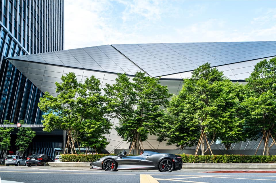 McLaren Elva bản c&oacute; k&iacute;nh l&aacute;i tr&ecirc;n đường phố