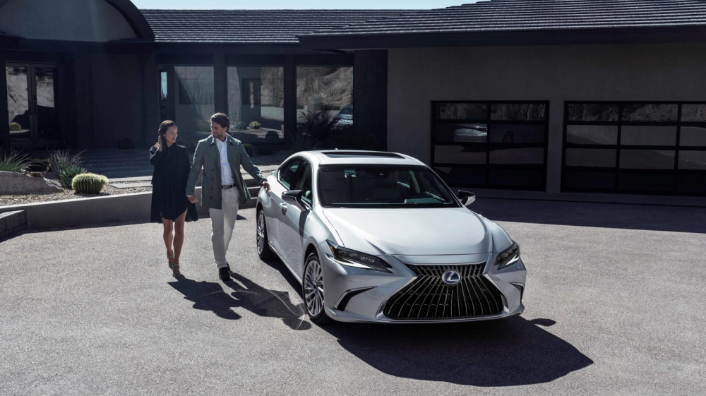 Với mức giá như trên, Lexus ES 2022 chỉ đắt hơn một chút so với Mercedes-Benz E-Class (cao nhất 2,95 tỷ đồng) và vẫn rẻ hơn các đối thủ khác như BMW-5 Series hay Audi A6.