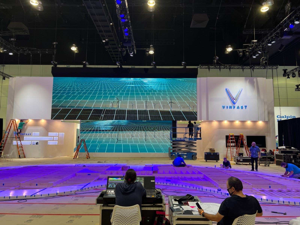 Gian trưng bày của VinFast tại triển lãm Los Angeles Auto Show 2021 được thiết kế theo chủ đề “Tương lai của di chuyển” với gam màu chủ đạo là trắng và xanh dương.