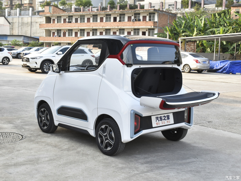Cửa sau của Wuling NanoEV 2022 có thể mở ra như thế này