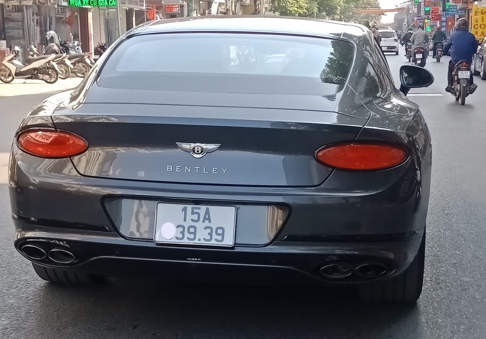 Chiếc xe Bentley Continental GT V8 trước đó cũng mang biển cặp 39
