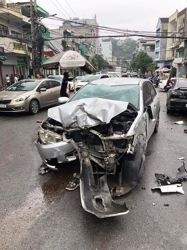 Chiếc xe ô tô nát bét phần đầu xe sau khi tông trúng 1 xe Honda SH và 2 xe đạp điện Chiếc xe ô tô nát bét phần đầu xe sau khi tông trúng 1 xe Honda SH và 2 xe đạp điện