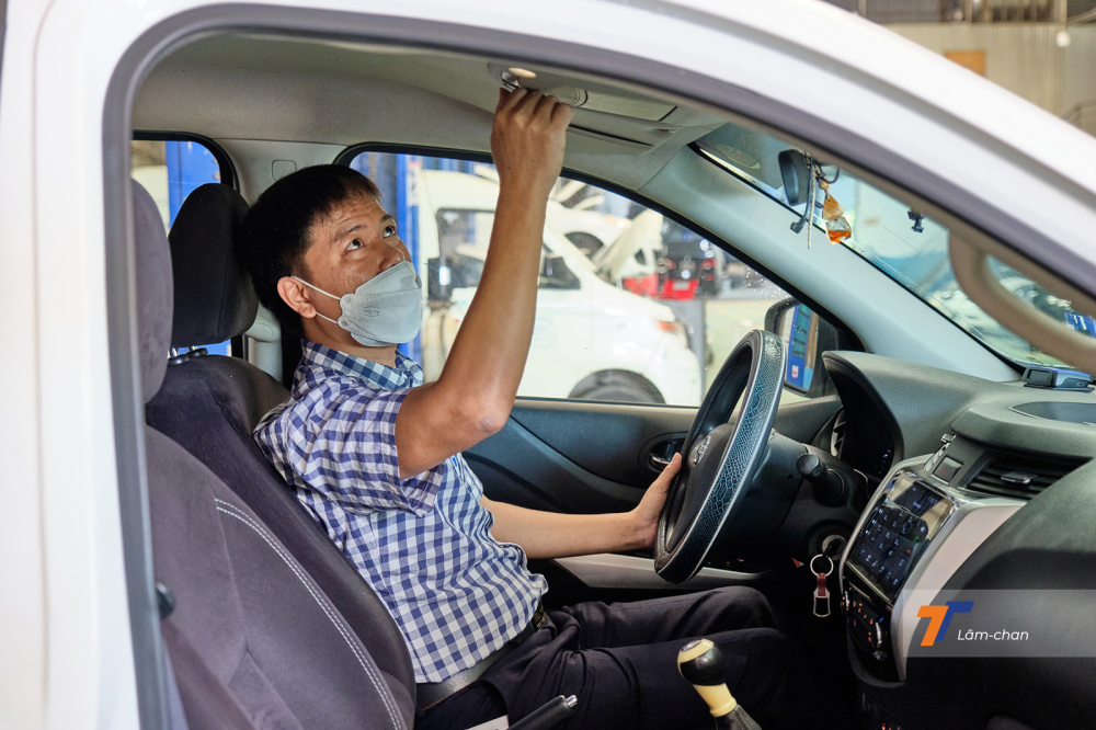 Chiếc Nissan Navara lần lượt được kiểm tra từ ngoài vào trong.