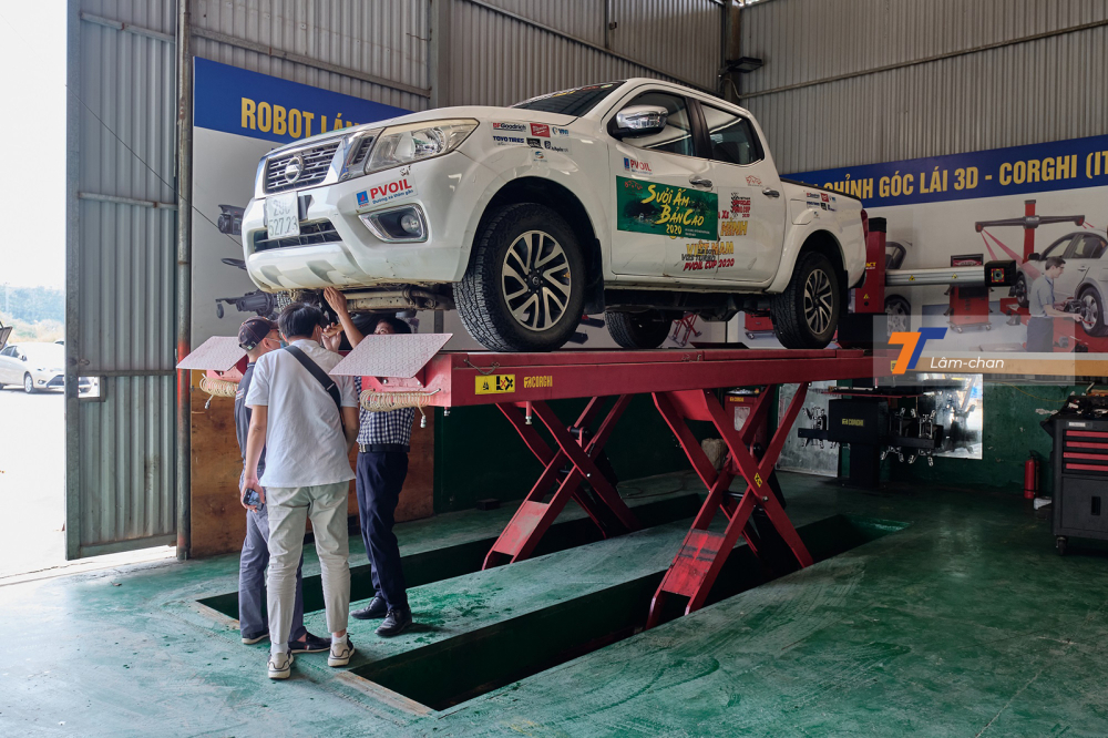 Theo anh Hà, một chiếc xe đã từng đâm đụng sẽ để lại nhiều vết tích dưới khu vực gầm.