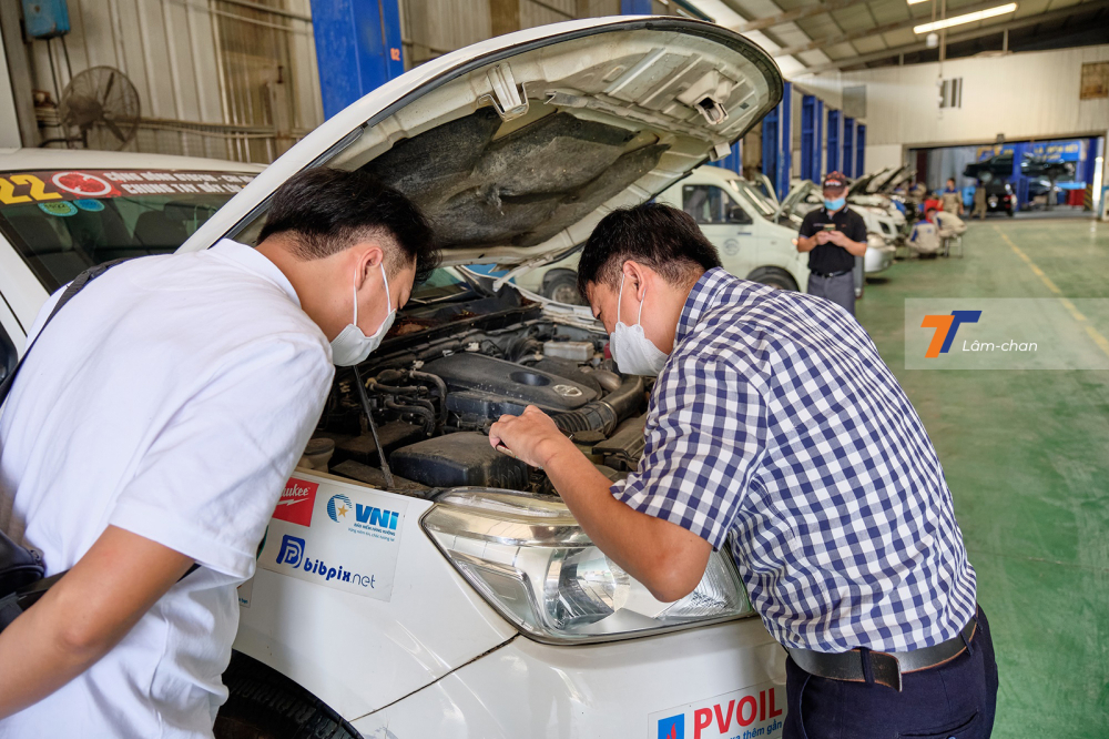 Sau khi kiểm tra ngoại thất và nội thất, anh Hà cùng chuyên gia OtoFun News bươc sang hạng mục tiếp theo là kiểm tra khoang động cơ.