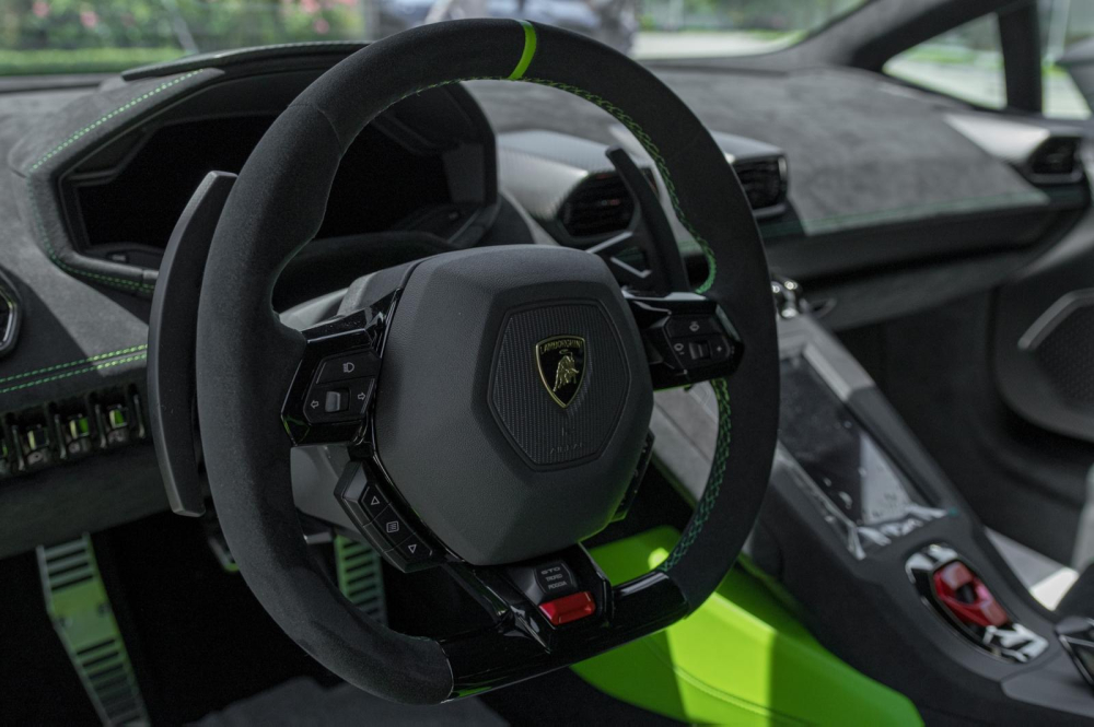 Nội thất xe Lamborghini Huracan STO thứ 3 về xứ sở ch&ugrave;a th&aacute;p