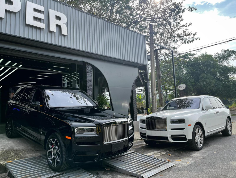 Cặp đôi SUV siêu sang Rolls-Royce Cullinan với chiếc màu trắng là bản tiêu chuẩn và đen là Rolls-Royce Cullinan bản Black Badge Cặp đôi SUV siêu sang Rolls-Royce Cullinan với chiếc màu trắng là bản tiêu chuẩn và đen là Rolls-Royce Cullinan bản Black Badge