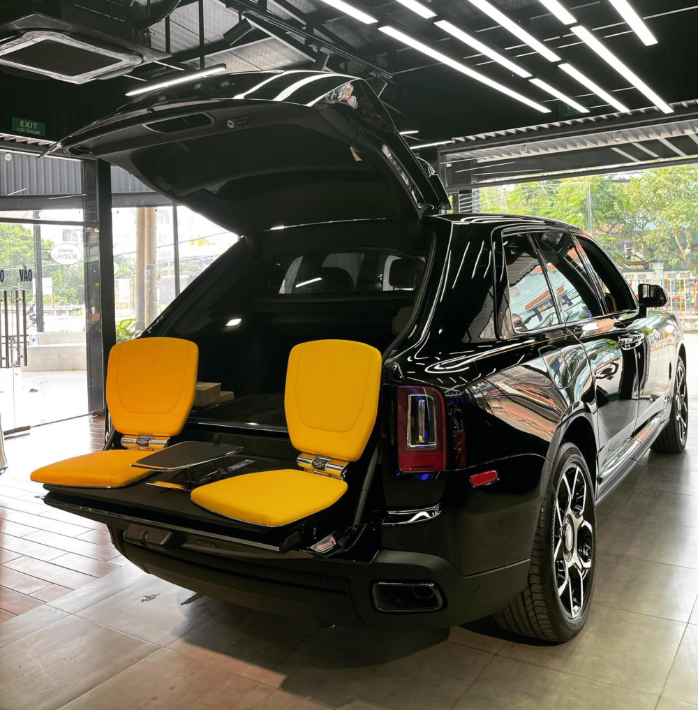 Rolls-Royce Cullinan Black Badge mới về nước với nội thất tràn ngập carbon cùng điểm nhấn ghế ngắm cảnh màu nổi Rolls-Royce Cullinan Black Badge mới về nước với nội thất tràn ngập carbon cùng điểm nhấn ghế ngắm cảnh màu nổi