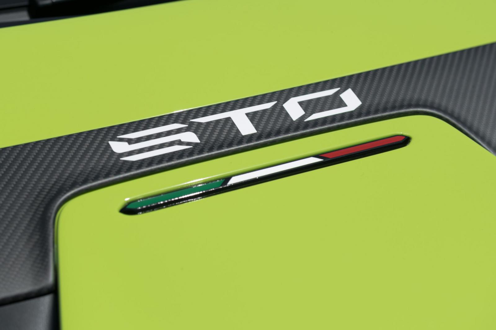 Logo STO sơn trắng tr&ecirc;n nền carbon