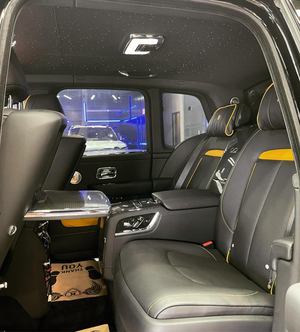 Khoang hành khách phía sau của xe Rolls-Royce Cullinan bản Black Badge Khoang hành khách phía sau của xe Rolls-Royce Cullinan bản Black Badge