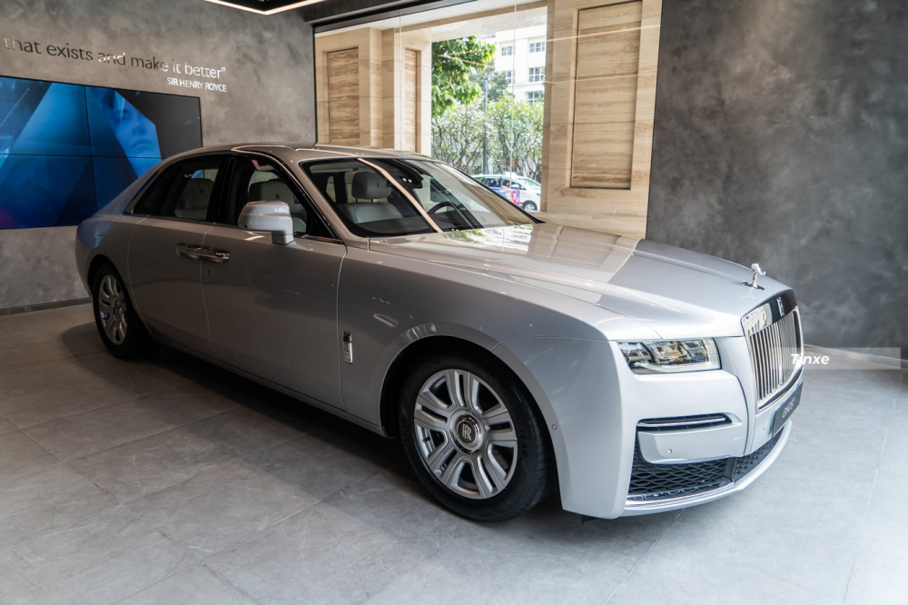 Chiếc xe si&ecirc;u sang Rolls-Royce Ghost thế hệ mới n&agrave;y c&oacute; m&agrave;u bạc