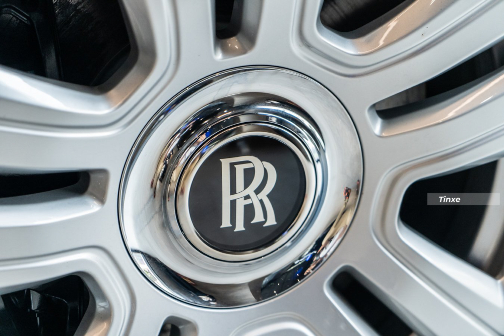 Logo R n&agrave;y lu&ocirc;n thẳng đứng d&ugrave; xe c&oacute; chạy, mang h&agrave;m &yacute; h&atilde;ng Rolls-Royce vẫn ph&aacute;t triển vượt bậc d&ugrave; thị trường c&oacute; suy yếu hay ảnh hưởng v&igrave; đại dịch Covid-19