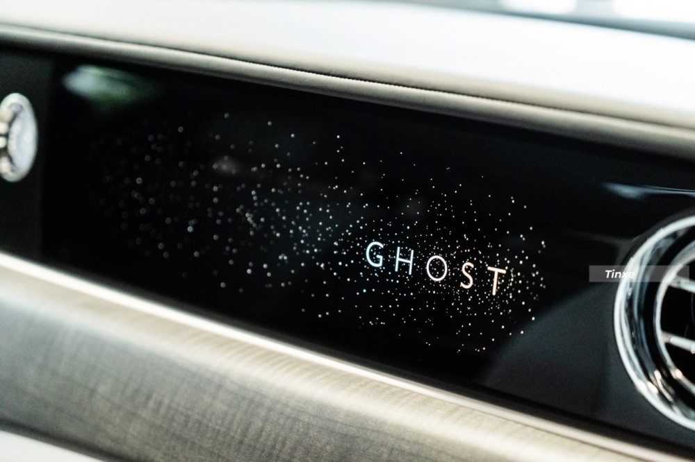 C&ograve;n đ&acirc;y l&agrave; chi tiết Illuminated Fascian rất th&uacute; vị tr&ecirc;n xe Rolls-Royce Ghost thế hệ mới
