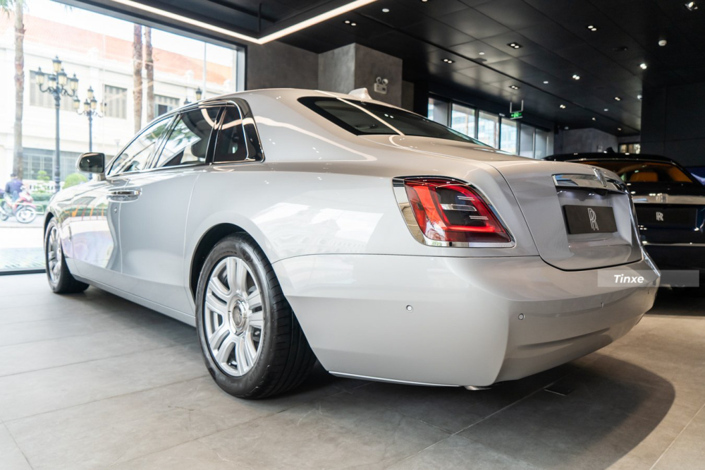 Thiết kế phần đu&ocirc;i xe Rolls-Royce Ghost 2021