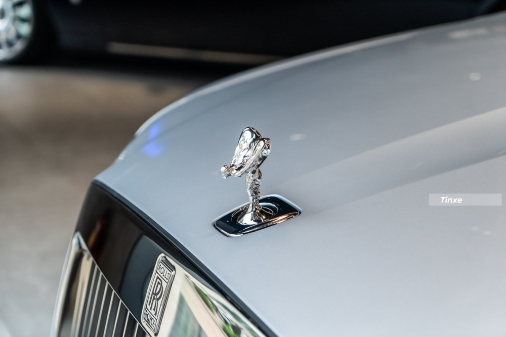 Logo Spirit of Ecstasy được đặt cao hơn trước