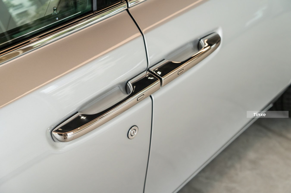 C&aacute;c chi tiết tr&ecirc;n xe Rolls-Royce Ghost 2021 đều được mạ cr&ocirc;m hoặc bạc đ&aacute;nh b&oacute;ng s&aacute;ng lo&aacute;ng, xe sở hữu cửa tự s&aacute;t nổi tiếng