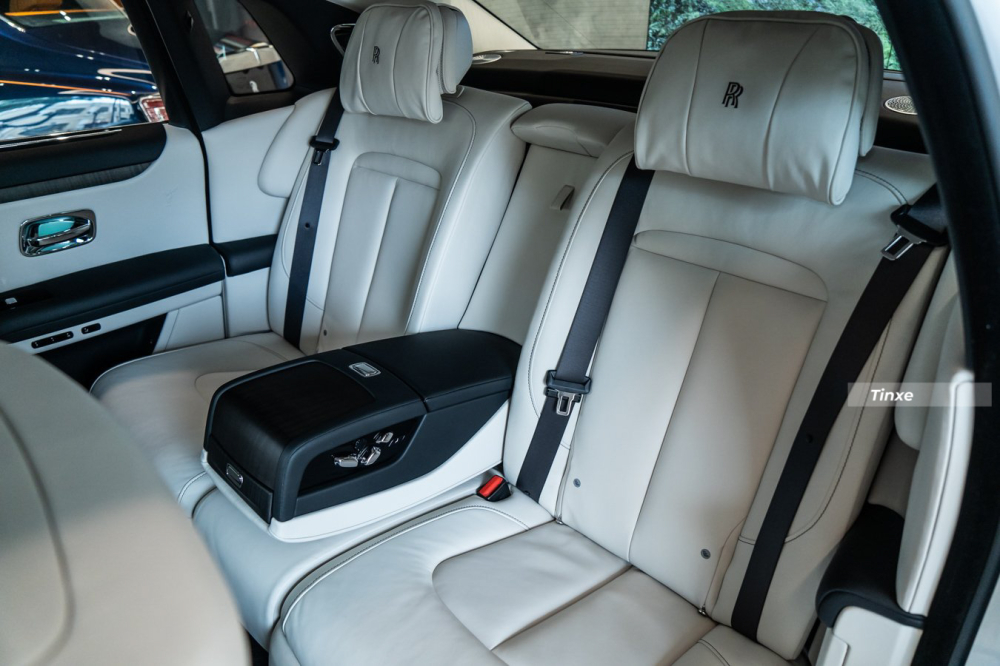 Khoang h&agrave;nh kh&aacute;ch của xe Rolls-Royce Ghost thế hệ mới