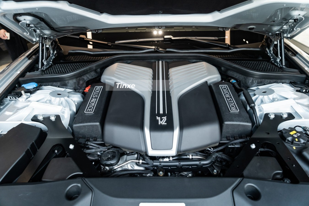 Động cơ V12, tăng &aacute;p k&eacute;p, dung t&iacute;ch 6.75 l&iacute;t của Rolls-Royce Ghost thế hệ mới tăng 1 m&atilde; lực so với bản ti&ecirc;u chuẩn nhưng m&ocirc;-men xoắn cực đại lại bơm th&ecirc;m 70 Nm