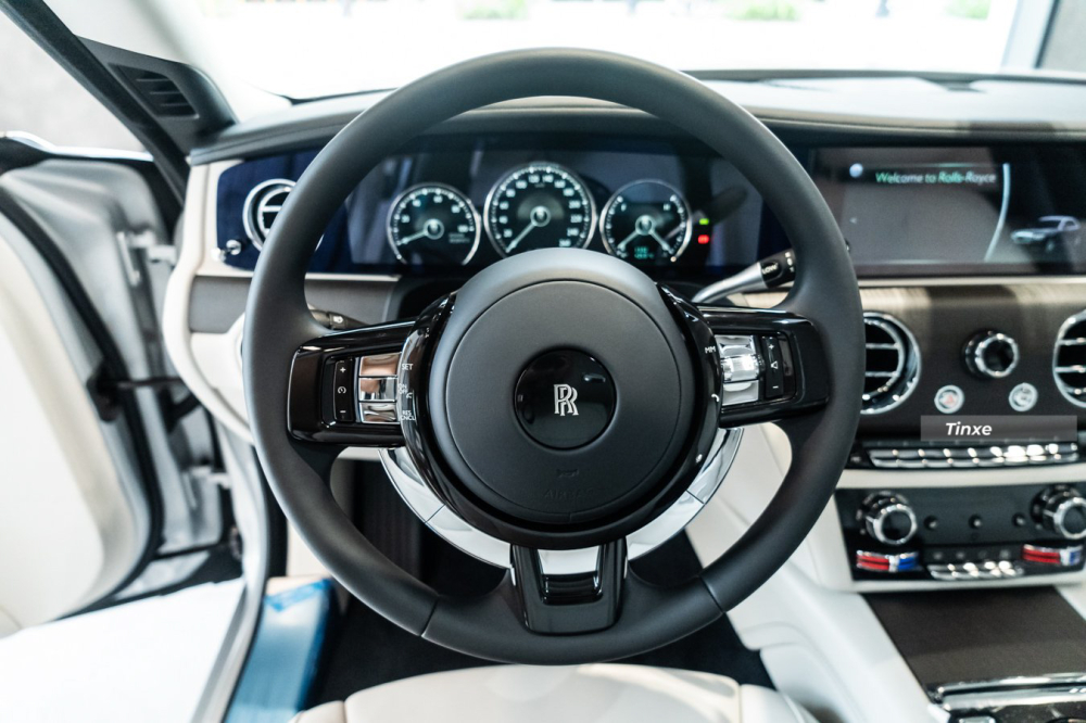 V&ocirc;-lăng của xe Rolls-Royce Ghost 2021 hứa hẹn sẽ mang đến trải nghiệm rất đ&atilde; cho chủ nh&acirc;n khi tự tay cầm l&aacute;i