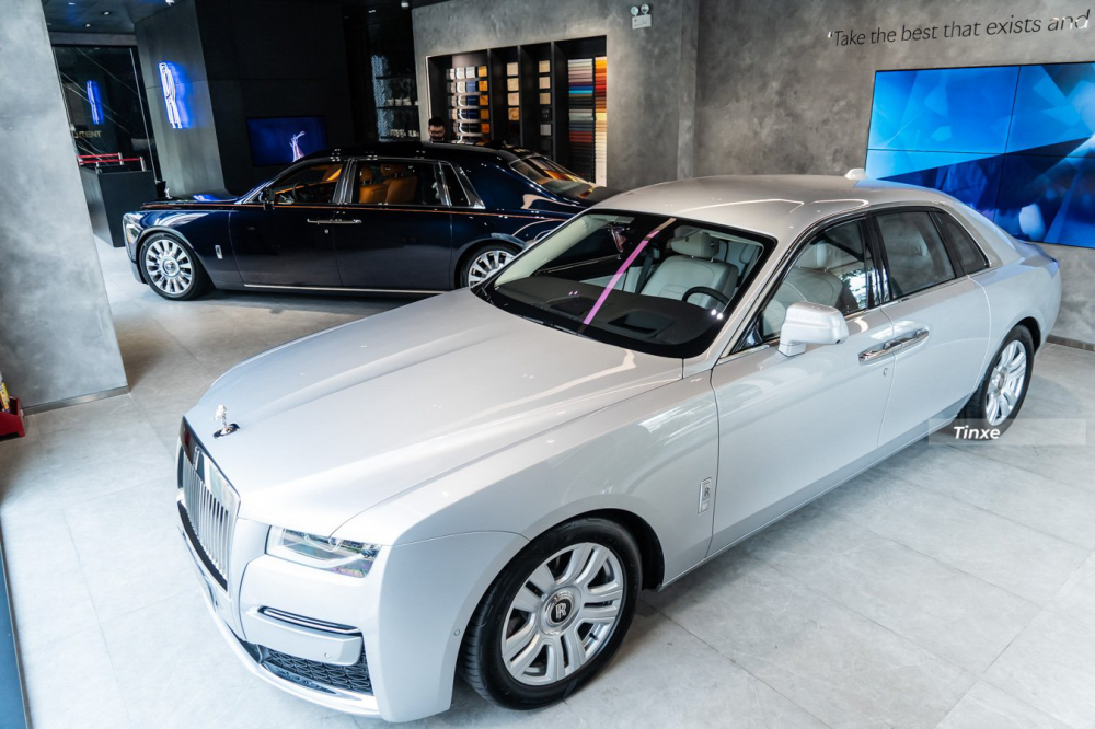 Đến với Rolls-Royce Motor Cars Hồ Chí Minh, khách sẽ được trải nghiệm 2 chiếc xe siêu sang đỉnh cao của hãng là Ghost thế hệ mới và Phantom thế hệ thứ 8 Đến với Rolls-Royce Motor Cars Hồ Chí Minh, khách sẽ được trải nghiệm 2 chiếc xe siêu sang đỉnh cao của hãng là Ghost thế hệ mới và Phantom thế hệ thứ 8