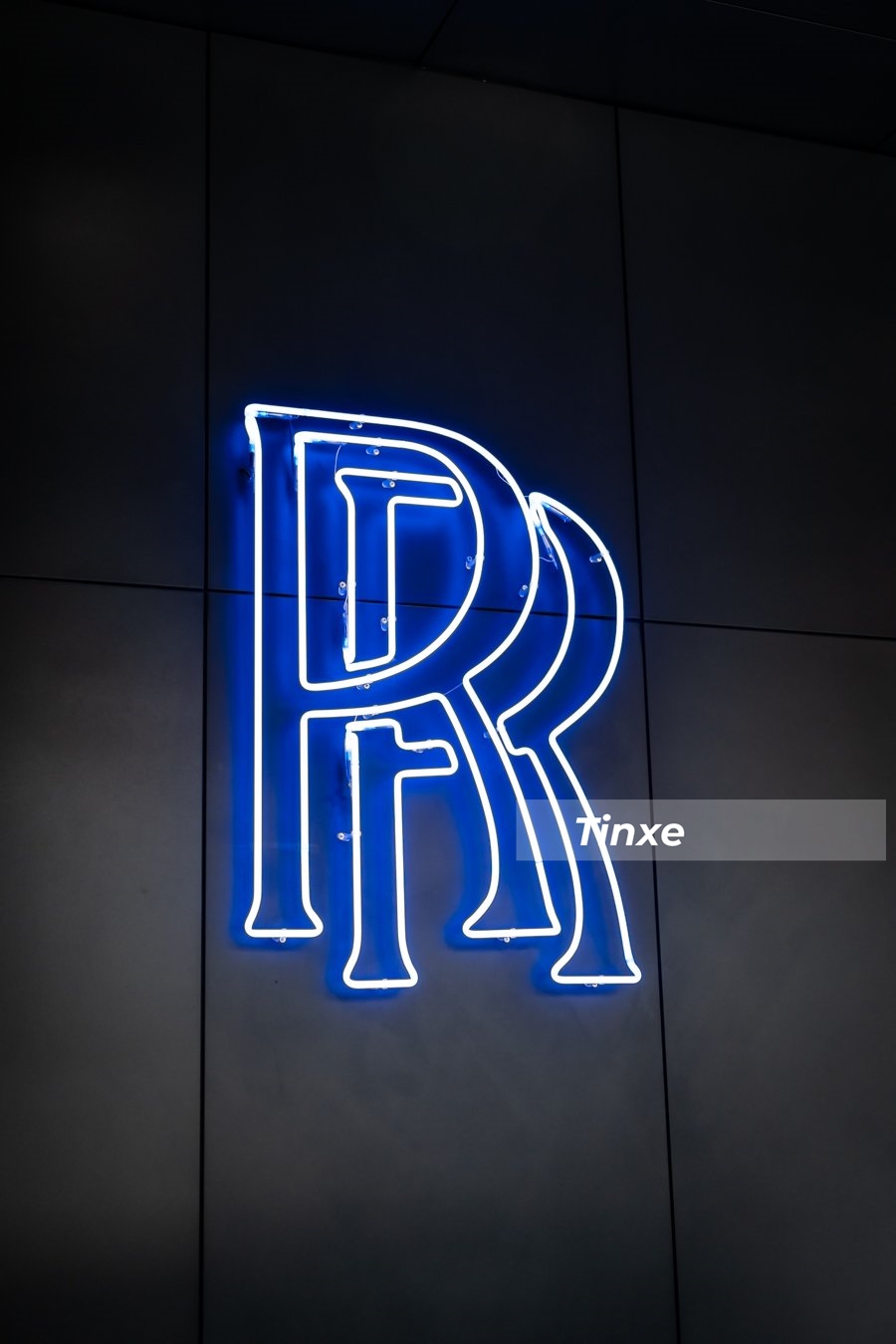 Sau gần 1 thập kỷ đặt showroom chính hãng ở Hà Nội, Rolls-Royce đã dời đô vào Nam sau khi đổi nhà phân phối mới Sau gần 1 thập kỷ đặt showroom chính hãng ở Hà Nội, Rolls-Royce đã dời đô vào Nam sau khi đổi nhà phân phối mới