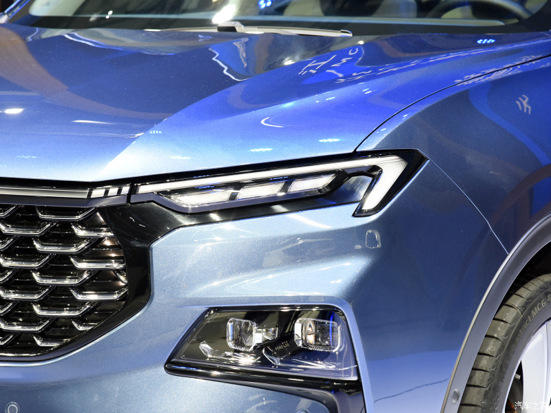 Cận cảnh hệ thống đ&egrave;n tr&ecirc;n đầu xe của Ford Equator Sport 2022 