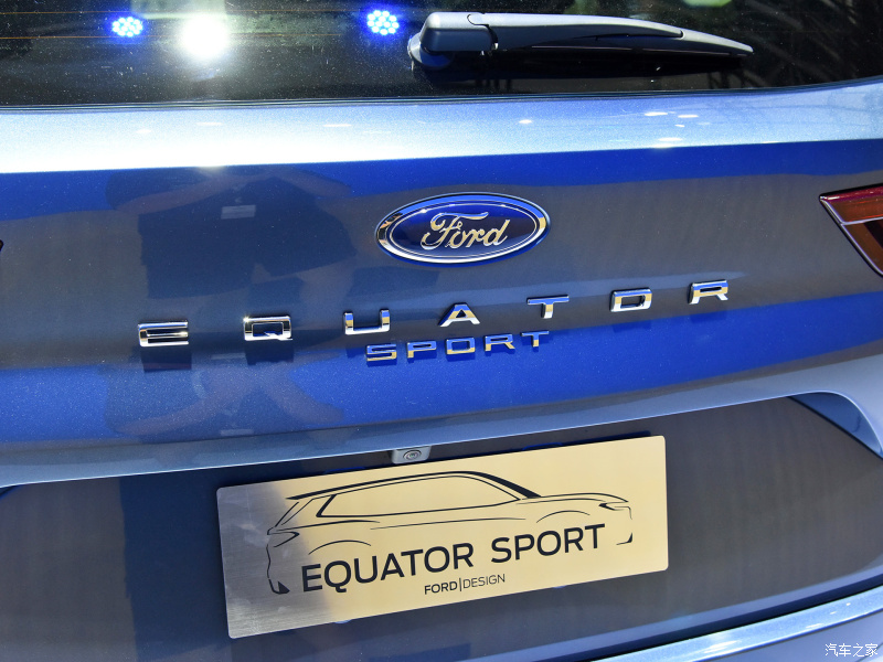 Logo h&atilde;ng v&agrave; tem chữ nổi tr&ecirc;n cửa cốp sau của Ford Equator Sport 2022 