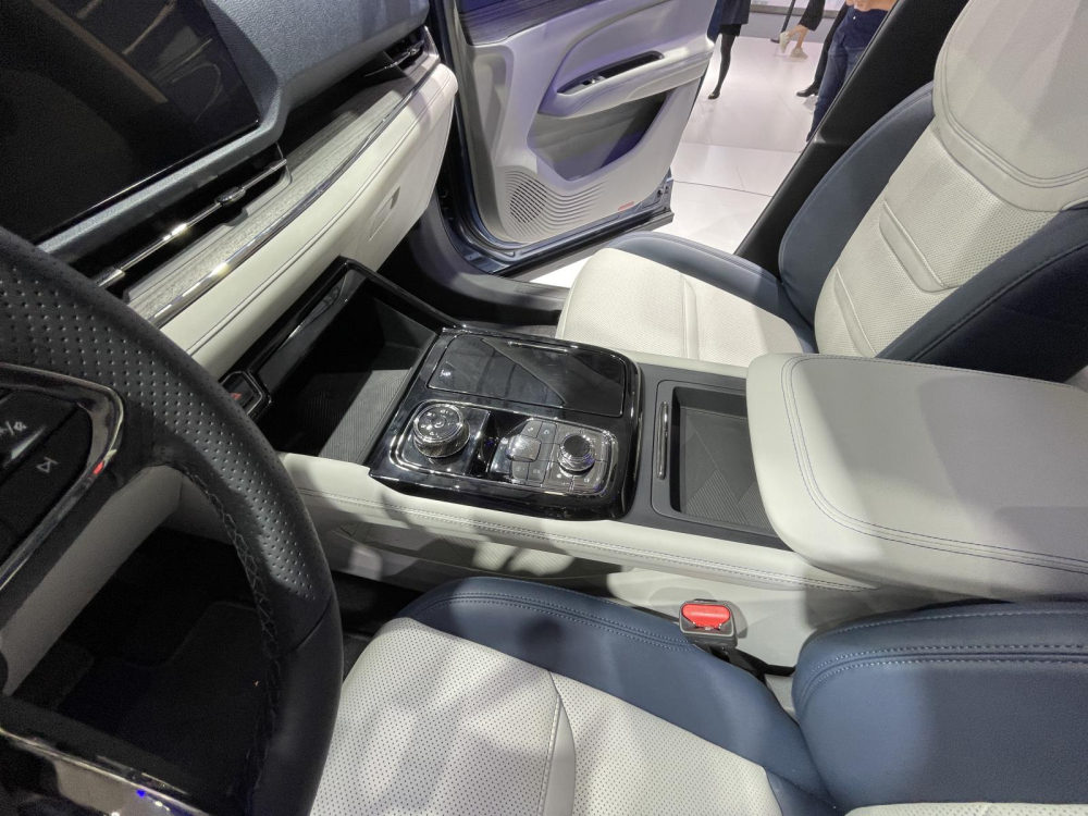 Ford Equator Sport 2022 đi k&egrave;m cụm điều khiển trung t&acirc;m kh&aacute; đơn giản
