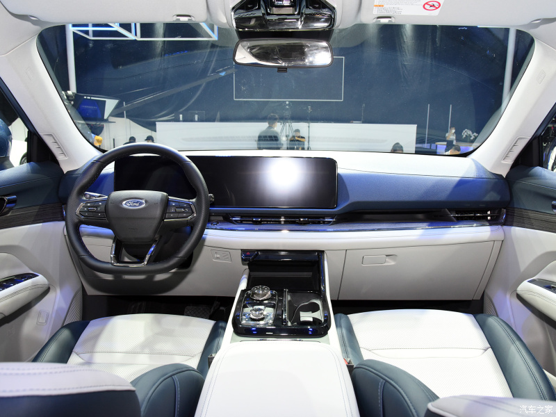 Ford Equator Sport 2022 được trang bị m&agrave;n h&igrave;nh cỡ lớn tr&ecirc;n mặt t&aacute;p-l&ocirc;