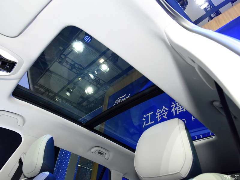Cửa sổ trời Panorama của Ford Equator Sport 2022 
