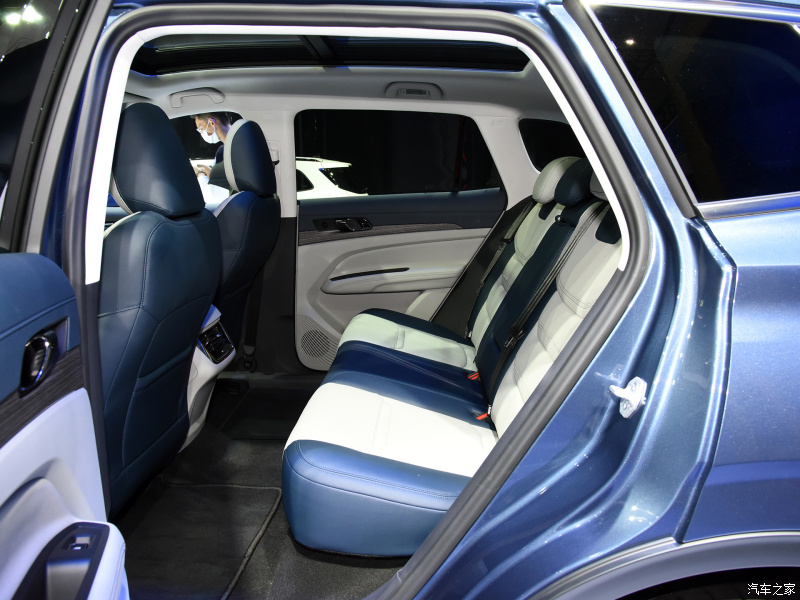 Ford Equator Sport 2022 chỉ đi k&egrave;m nội thất 5 chỗ