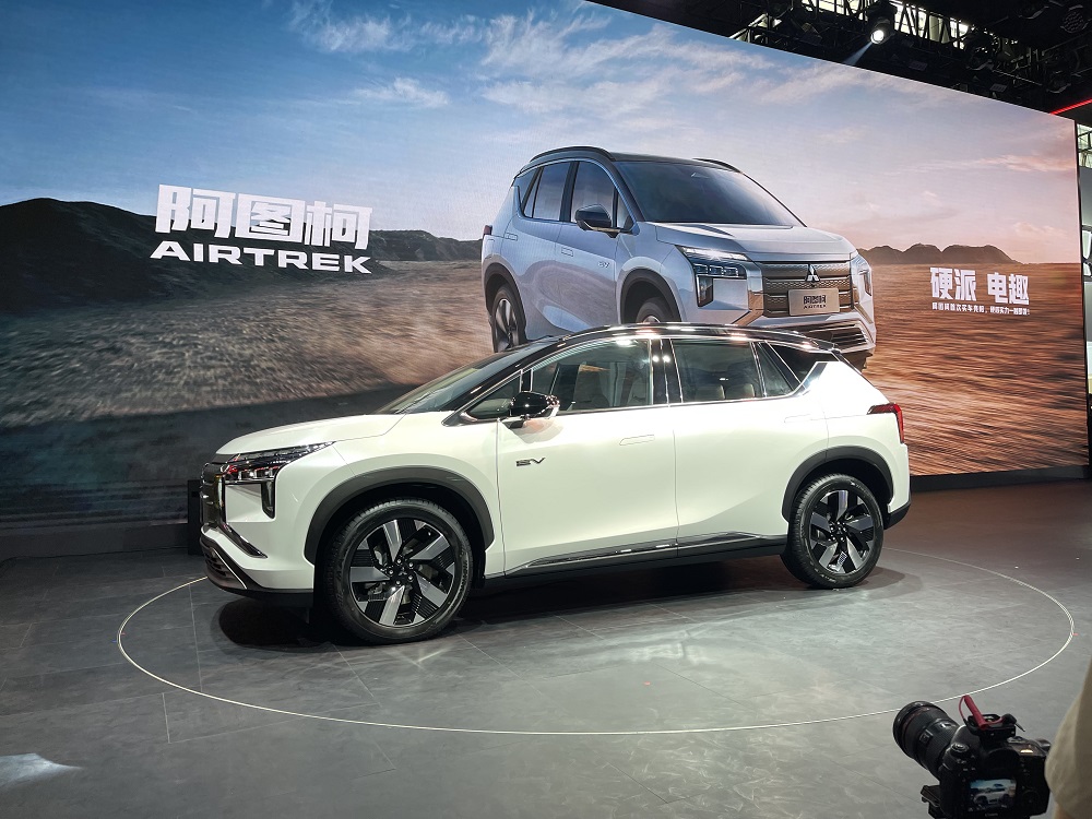 Mitsubishi Airtrek EV 2022 nhìn bên sườn Mitsubishi Airtrek EV 2022 nhìn bên sườn