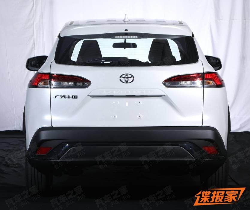 Toyota Frontlander 2022 nhìn từ đằng sau