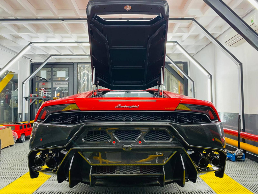 Còn đây là hình ảnh mới nhất phần đuôi xe Lamborghini Huracan LP610-4 qua bản độ Novara Edizione