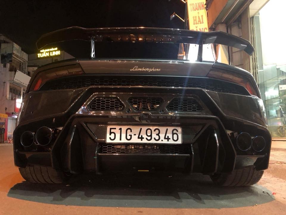 Và đây là đuôi xe lột xác hoàn toàn so với xe nguyên bản