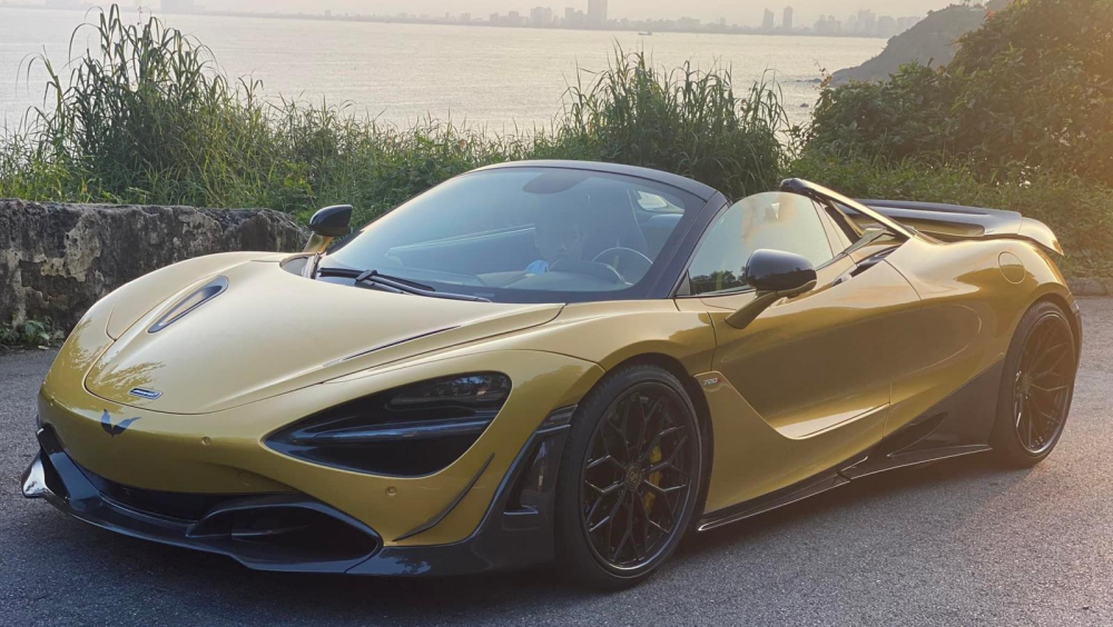 McLaren 720S Spider độ Novitec nhìn từ đầu và bên hông xe