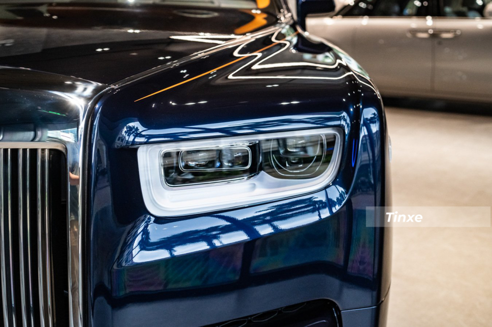 Rolls-Royce Phantom thế hệ thứ 8 c&oacute; đ&egrave;n pha ho&agrave;n to&agrave;n mới với đ&ocirc;i mắt ứng dụng 2 c&ocirc;ng nghệ chiếu s&aacute;ng l&agrave; Laser v&agrave; LED