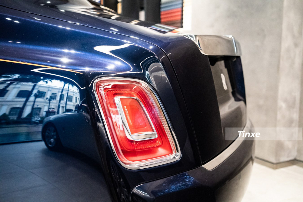 C&ograve;n đ&acirc;y l&agrave; đ&egrave;n hậu của xe