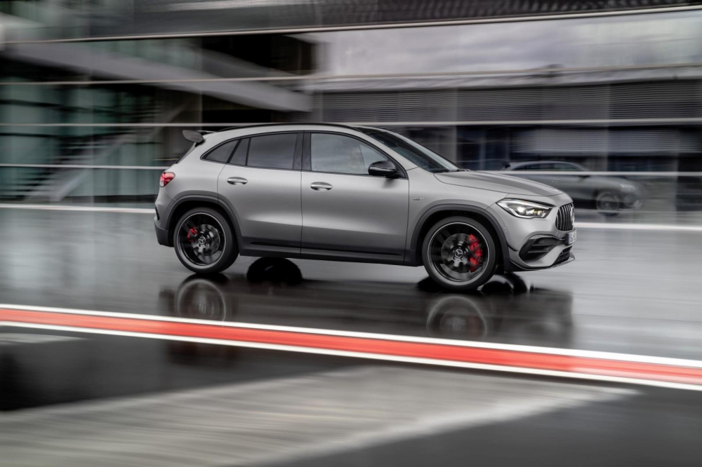 Nhỏ nhưng có nội công, Mercedes-AMG GLA 45s 2021 rục rịch về nước khiến Minh Nhựa thích thú tìm hiểu