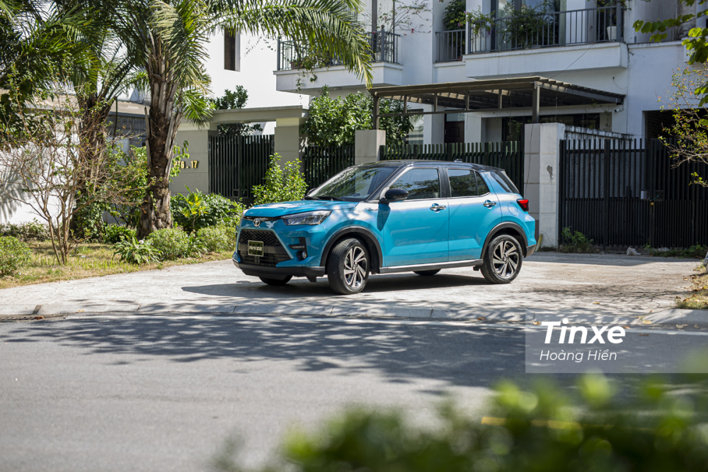 Toyota Raize có thiết kế tổng quan bên ngoài khá vuông vắn và mang hơi hướng một chiếc SUV thực thụ. Toyota Raize có thiết kế tổng quan bên ngoài khá vuông vắn và mang hơi hướng một chiếc SUV thực thụ.