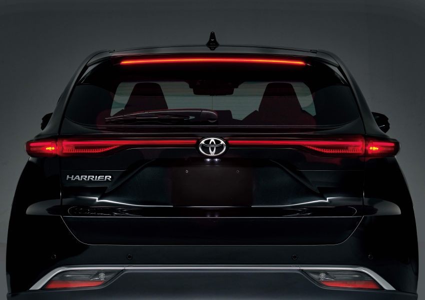 Thiết kế đằng sau của Toyota Harrier ở Nhật Bản