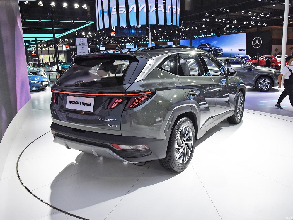 Hyundai Tucson L Hybrid 2022 nhìn từ đằng sau