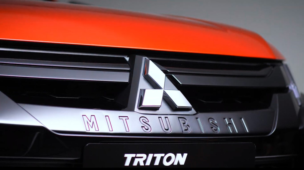 Lưới tản nhiệt màu đen và chữ Mitsubishi dập trên mặt ca-lăng của Mitsubishi Triton Athlete