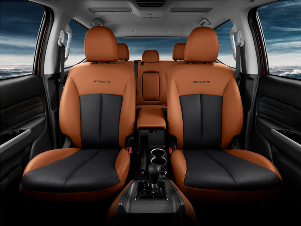 Ghế của Mitsubishi Triton Athlete phối 2 màu cam và đen