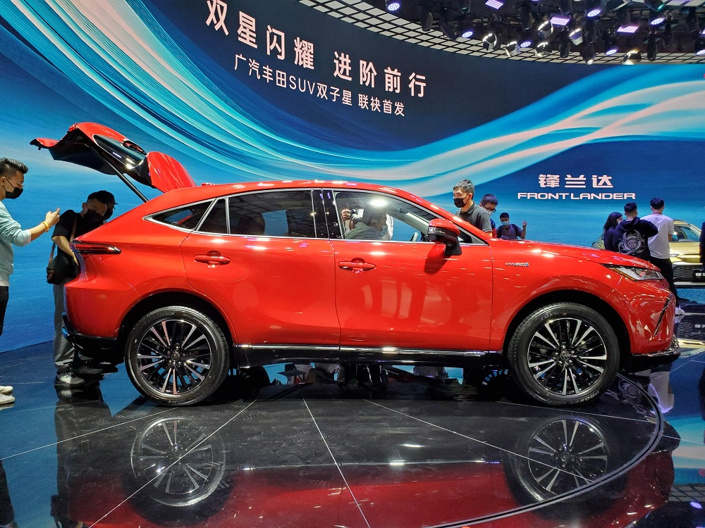 Toyota Venza 2022 nhìn từ bên sườn