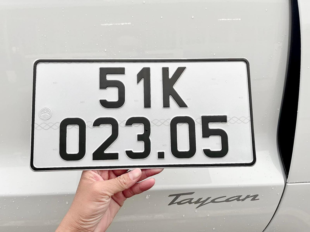 Gần 1 tháng được chồng tặng xe điện Porsche Taycan, nữ đại gia chính thức rước nàng về dinh với biển số bù