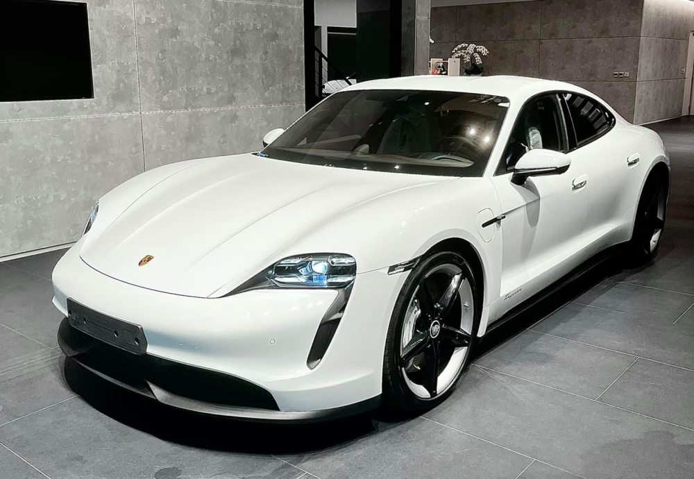 Chiếc xe Porsche Taycan Turbo của nữ đại gia và chồng mới mua thuộc bản Turbo